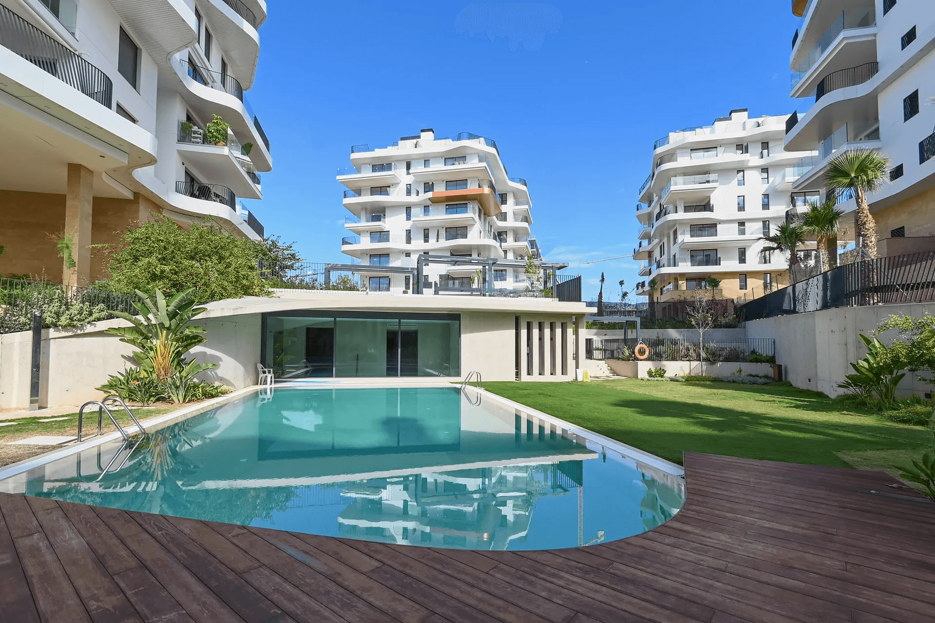 Spectacular apartment with its elegant design, just steps from the beach with stunning sea and mountain views.